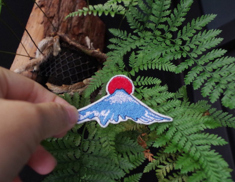 富士山 刺繡別針 /刺繡貼(1個) __ 刺繡、聖誕禮物、插畫、免運 - 徽章/別針 - 繡線 藍色