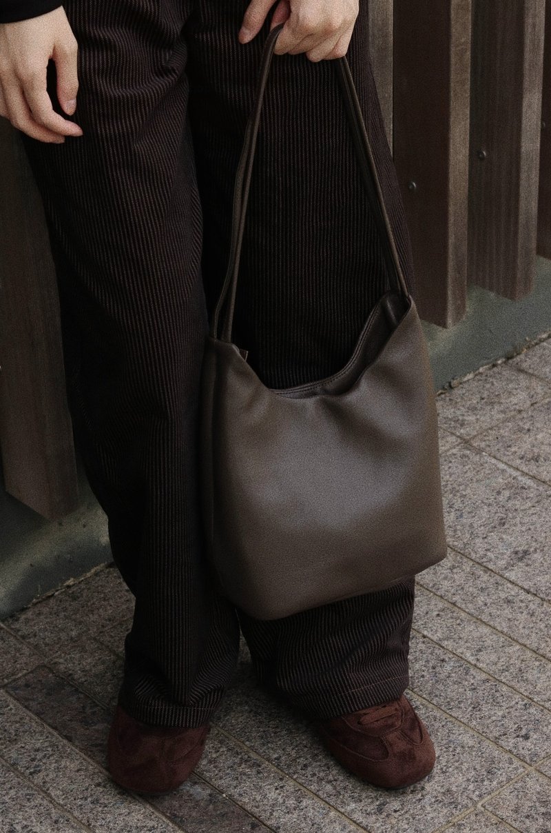 【新色上架優惠】超輕日常軟皮革單肩通勤包 香港小眾設計 - 側背包/斜背包 - 真皮 咖啡色