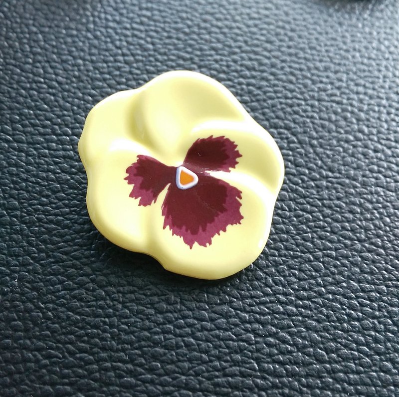 【美國西洋古董飾品】AVON 三色堇 淺黃 可愛 花卉 別針  胸針 - 徽章/別針 - 其他材質 金色
