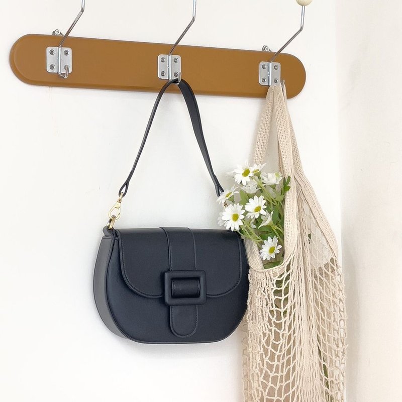 CURVE Saddle Shoulder Crossbody Bag∣Black - กระเป๋าแมสเซนเจอร์ - วัสดุอื่นๆ สีดำ