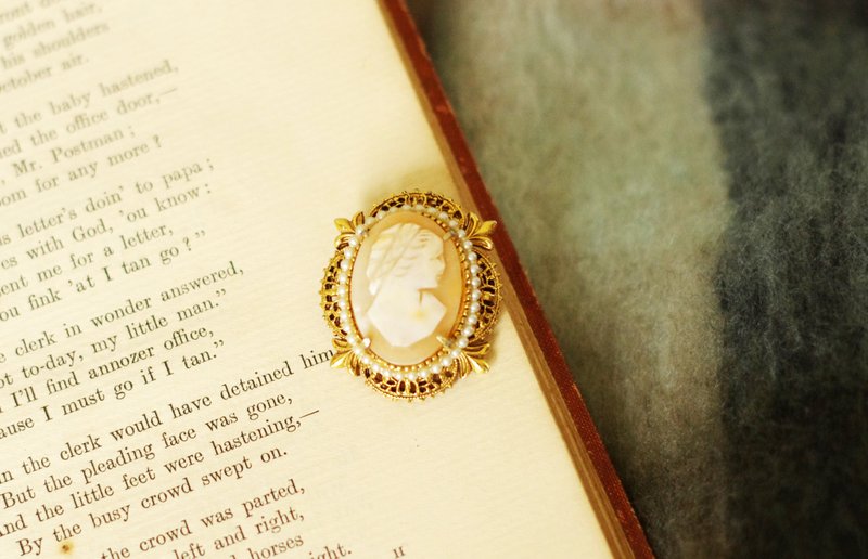 Antique Lace Carved Pearl Cameo Ladies Handmade Pearl Pin Pendant Victoria Florenza - เข็มกลัด - โลหะ สีทอง