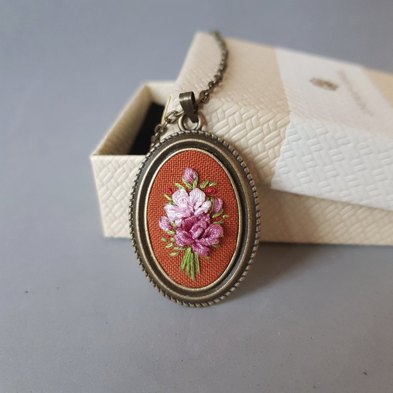 Ribbon embroidered pendant for her, embroidery jewelry - 項鍊 - 絲．絹 多色