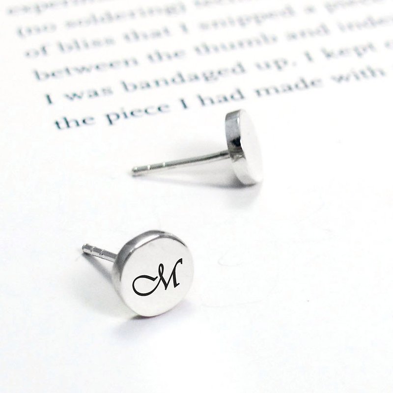 [Customized gift] Small round earrings (large) initials sterling silver lettering can be different from left to right - Earrings & Clip-ons - Sterling Silver Silver