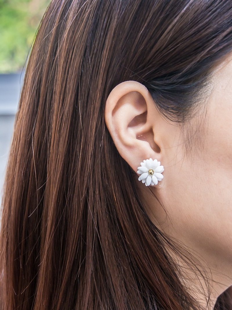 Daisy ~ white porcelain flower earring ~ size S - Earrings & Clip-ons - Pottery White