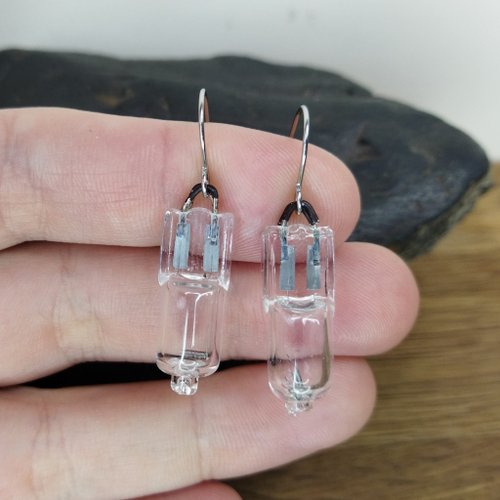 Cyberpunk Jewelry Boutique 極客的反烏託邦耳環。 玻璃燈耳環。 回收蒸汽朋克首飾