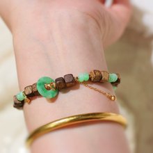 和田玉晴水ブレスレットは、吉祥を意味し、精巧な彫刻が施されています