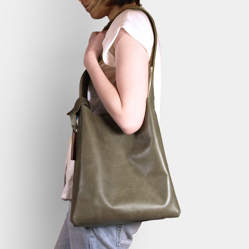 Influxx Loop Basic Leather Hobo Bag - Dark Olive Green - กระเป๋าแมสเซนเจอร์ - หนังแท้ สีเขียว