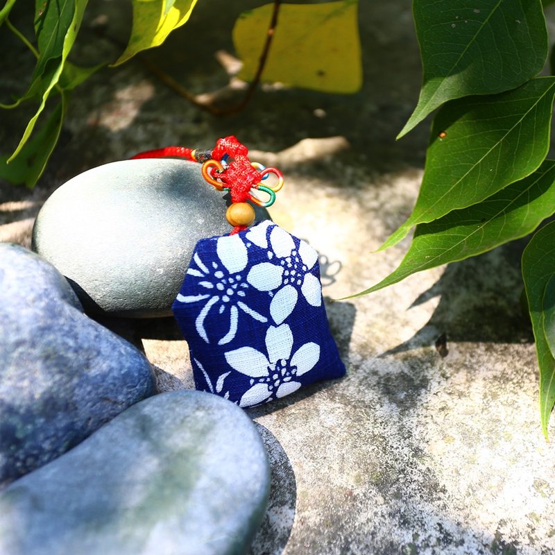 卓也藍染-型染桐花御守 - 其他 - 棉．麻 藍色