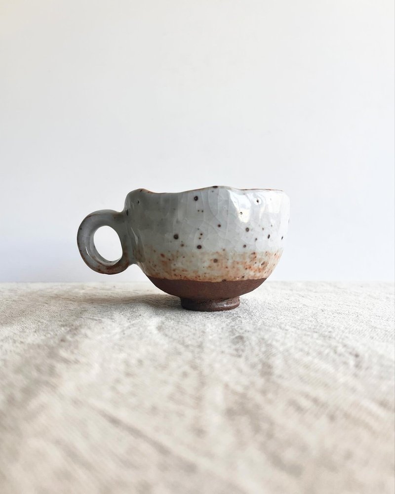 Qiu Xue hand-pressed coffee cup | Pottery - แก้วมัค/แก้วกาแฟ - ดินเผา ขาว