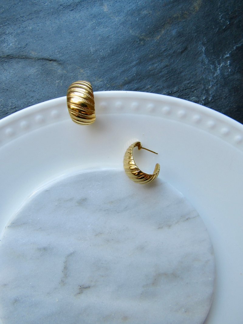 Vintage Croissant Gold Earrings - 耳環/耳夾/耳骨夾 - 貴金屬 金色