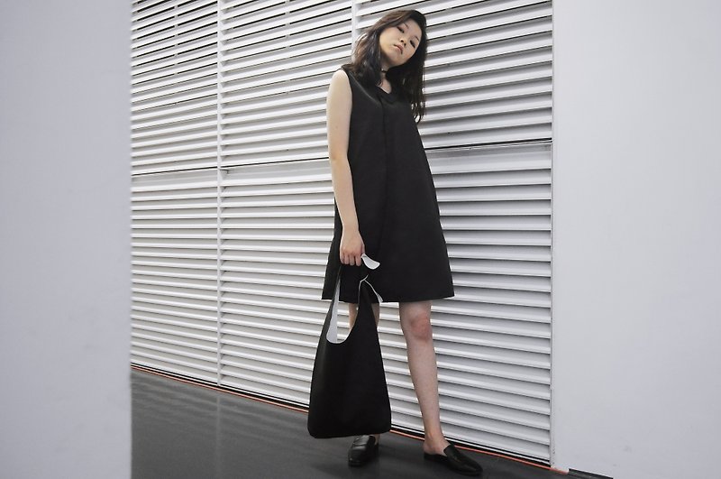 TAKE－黑色V領裝飾背心裙 - 洋裝/連身裙 - 棉．麻 黑色
