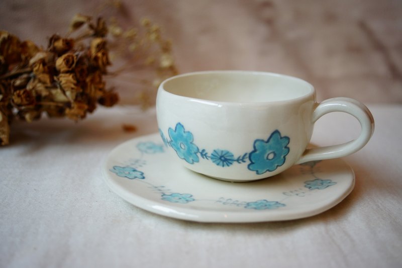 Hand-kneaded pink summer blue flowers afternoon tea coffee cup and plate set - จานและถาด - เครื่องลายคราม สีน้ำเงิน