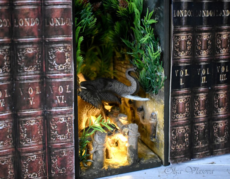 Book nook THAILAND在书架上带有照明的微型书籍之间插入 - 燈具/燈飾 - 紙 綠色
