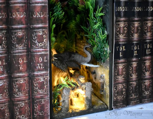StudioInteriorS Book nook THAILAND在書架上帶有照明的微型書籍之間插入