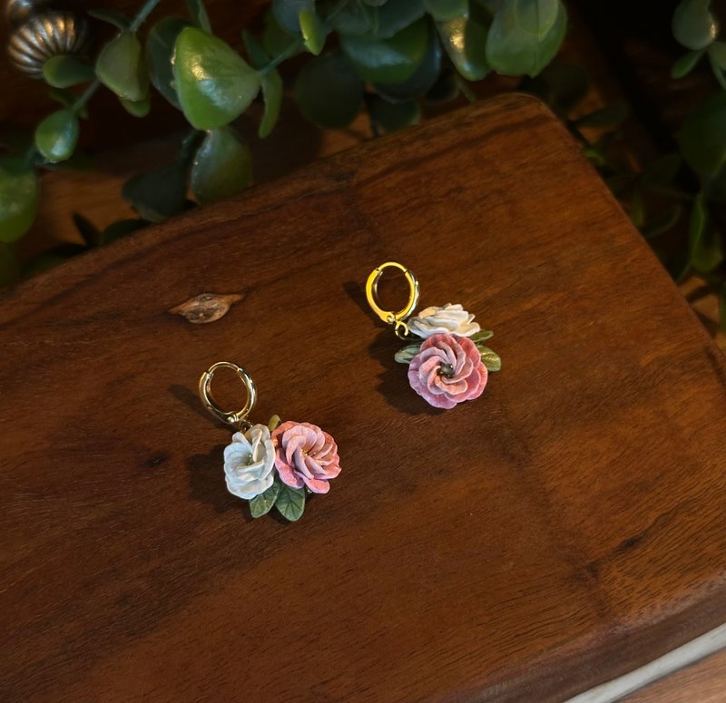 洋桔梗花園 粉白 耳環 黃銅鍍金圈型耳針 - 耳環/耳夾/耳骨夾 - 陶 粉紅色