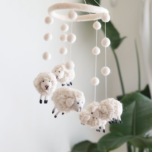 安選物羊毛氈 Ganapati Crafts Co. 羊毛氈嬰兒床吊飾 - 夢幻的小綿羊 / 黑蹄