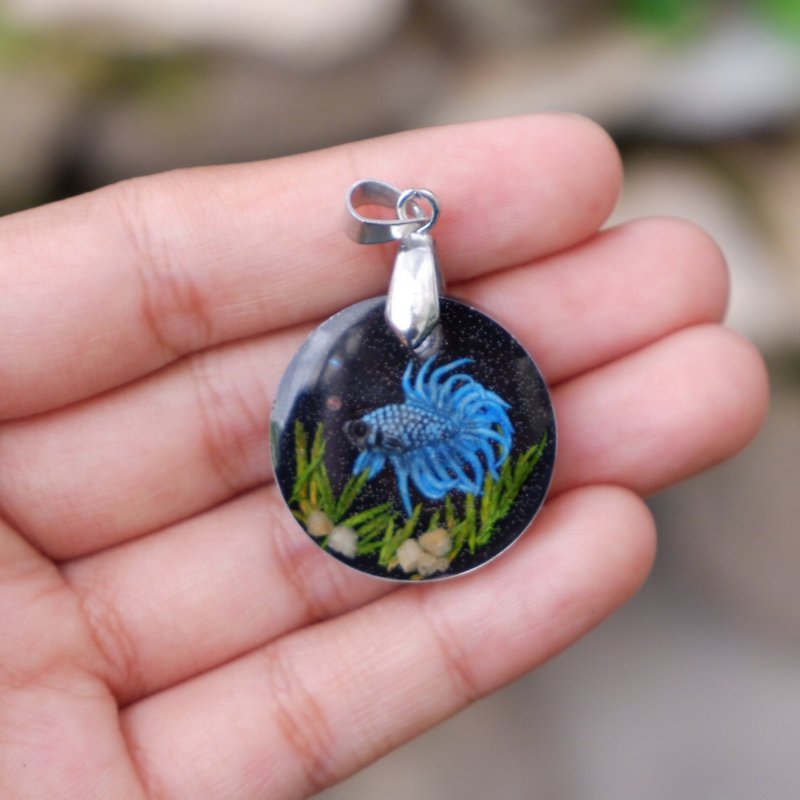 Blue crowntail betta pendant - 項鍊 - 樹脂 