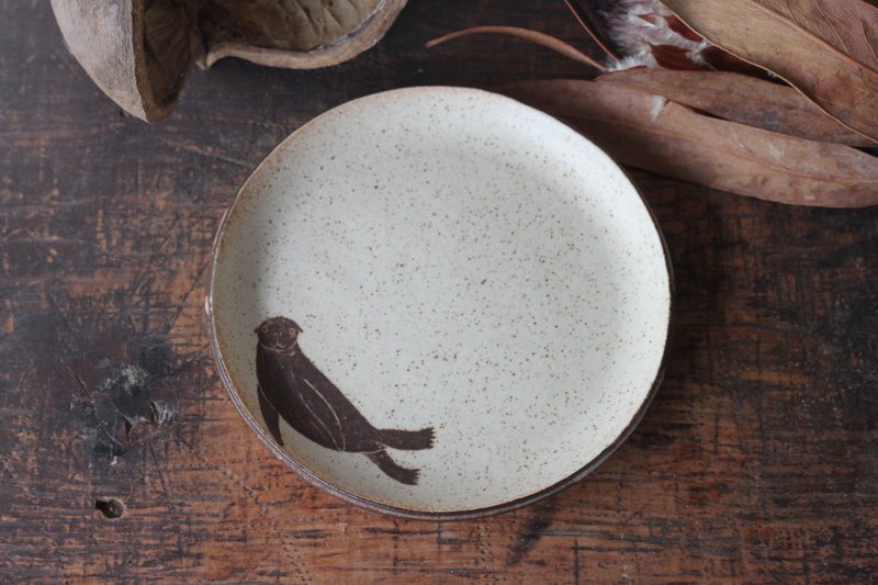 Round plate with Sea lion - Plates & Trays - Pottery Khaki