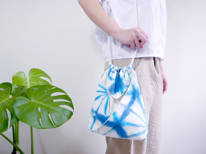 : 冰塊 : 日式和服包 側背包 肩背包 斜背包 手染 渲染 禮物 - 側背包/斜孭袋 - 棉．麻 藍色