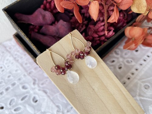 68 Jewellery｜純銀。天然石。輕珠寶 //月亮石石榴石草莓晶耳環// 14KGF 注金 天然石手作 六月誕生石