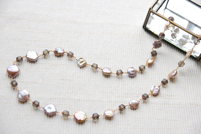 Mauve pink pearl and the Czech beaded necklace (gray) - สร้อยคอ - เครื่องเพชรพลอย สีม่วง
