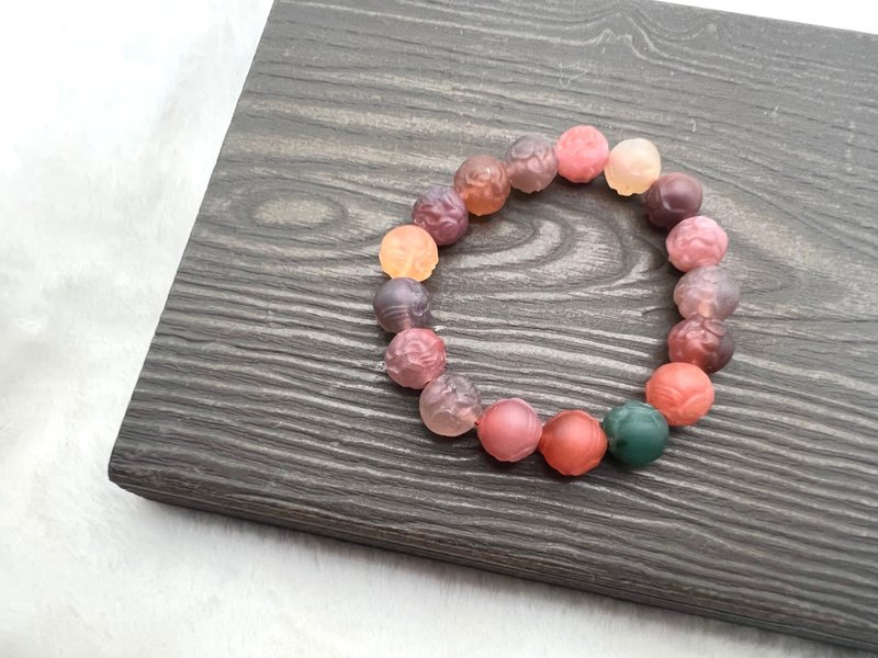 深紅の瑪瑙に彫刻されたガネーシャ。キャンディのような愛らしい瑪瑙のブレスレットは、贈り物にも最適です。安定と調和、そして智慧をもたらす逸品。 - ブレスレット - 半貴石 多色