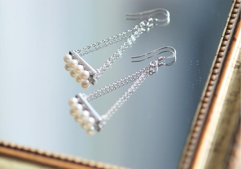 Shaking pearl bar earring 【Order making】 - Earrings & Clip-ons - Gemstone White