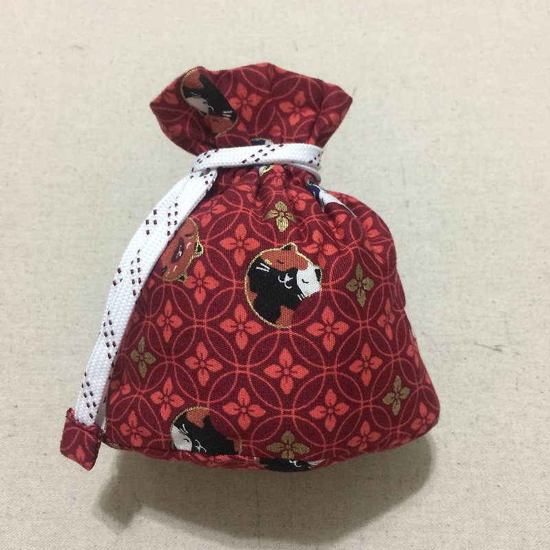 Mini drawstring pocket with bag bottom-Red Lailai Cat - กระเป๋าเครื่องสำอาง - ผ้าฝ้าย/ผ้าลินิน สีแดง
