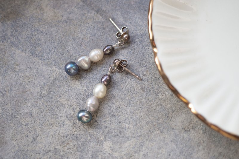 Grey and black pearl stud Earrings, 925 Silver, Mother day gift, Taurus gem - 耳環/耳夾/耳骨夾 - 半寶石 灰色