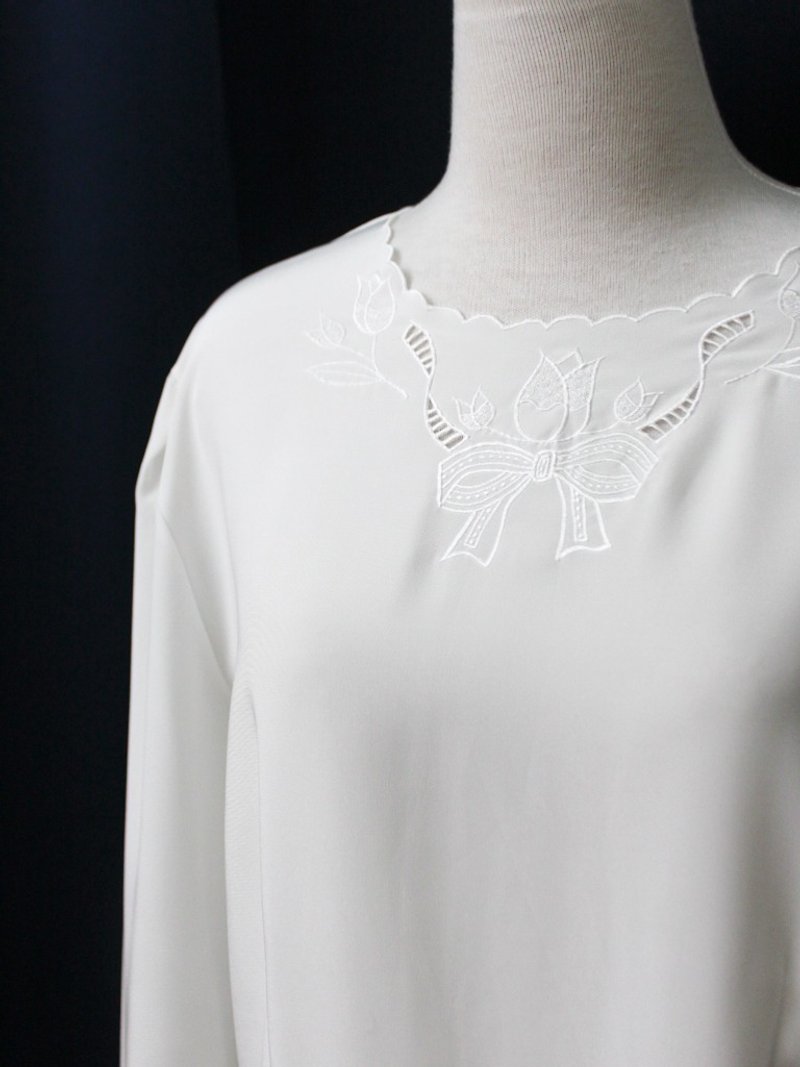 [RE0407T1927] forest department vintage tulip elegant embroidery round neck buckle behind white vintage blouse - เสื้อเชิ้ตผู้หญิง - เส้นใยสังเคราะห์ ขาว