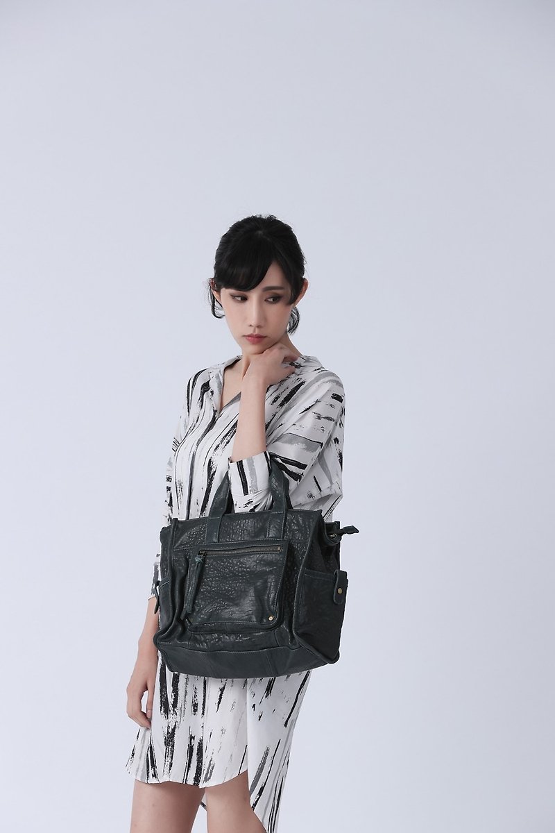 Square retro portable shoulder and back with leather briefcase small sheepskin dark green - กระเป๋าแมสเซนเจอร์ - หนังแท้ สีเขียว