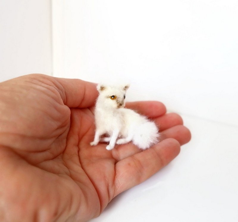 The cat is a miniature figure for a dollhouse - 公仔/玩偶 - 羊毛 白色