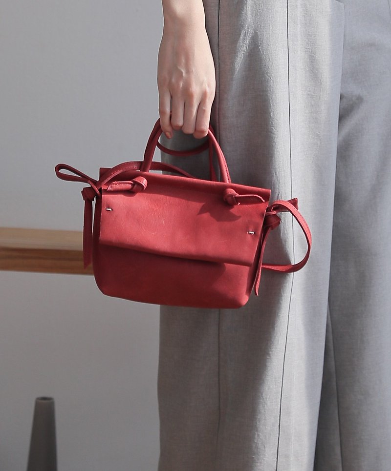 Simple twisted leather small portable shoulder carry bag brick red - กระเป๋าแมสเซนเจอร์ - หนังแท้ สีแดง