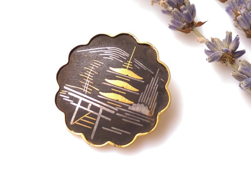 【西洋古董飾品/年代老件】Japan Damascene 波浪邊線條山景 別針 - 徽章/別針 - 其他金屬 金色
