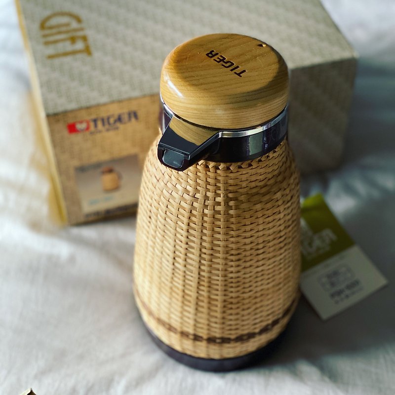 Tiger Brand Japan Showa Handmade Rattan Kettle Coffee Pot Magic Bottle Thermal Pot - กระบอกน้ำร้อน - วัสดุอื่นๆ สีกากี