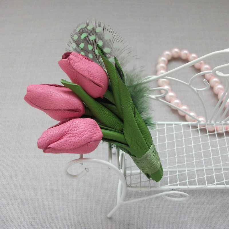 ピンクのチューリップの花束をあしらった本革製の小さなブローチ - ブローチ - 革 ピンク