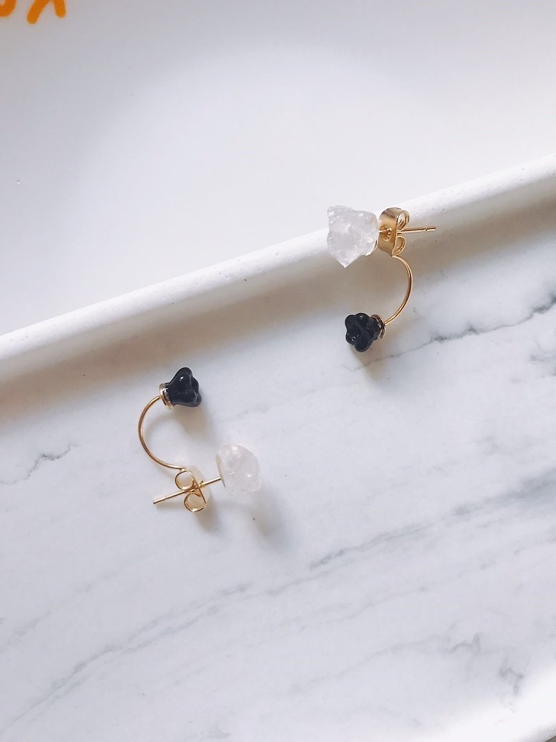 White crystal natural ore double hook temperament black small flower earrings earrings - ต่างหู - คริสตัล ขาว