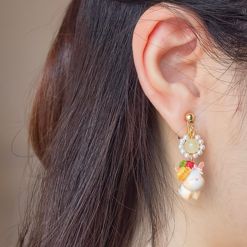 miniature strawberry rabbit earrings 手工草莓兔兔耳環&耳夾 - 耳環/耳夾 - 黏土 