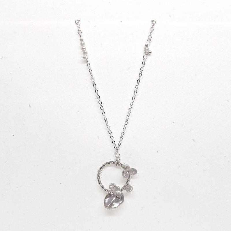 Wreath shape natural freshwater pearl necklace - สร้อยคอ - โลหะ สีทอง