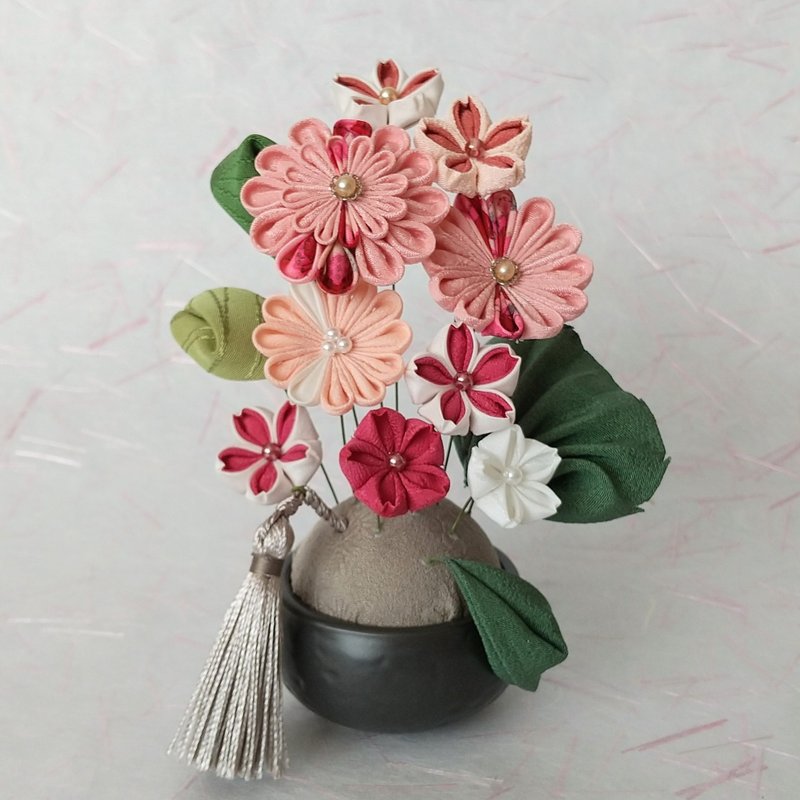 [New color] Flowers to decorate the Buddhist altar made with tsumami zaiku. Flower lover, pink. - Items for Display - Silk Pink