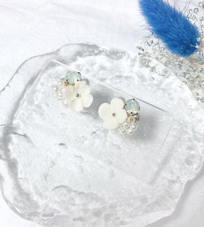 Elegant White Flower Earrings | Clay Earrings - ต่างหู - ดินเหนียว ขาว