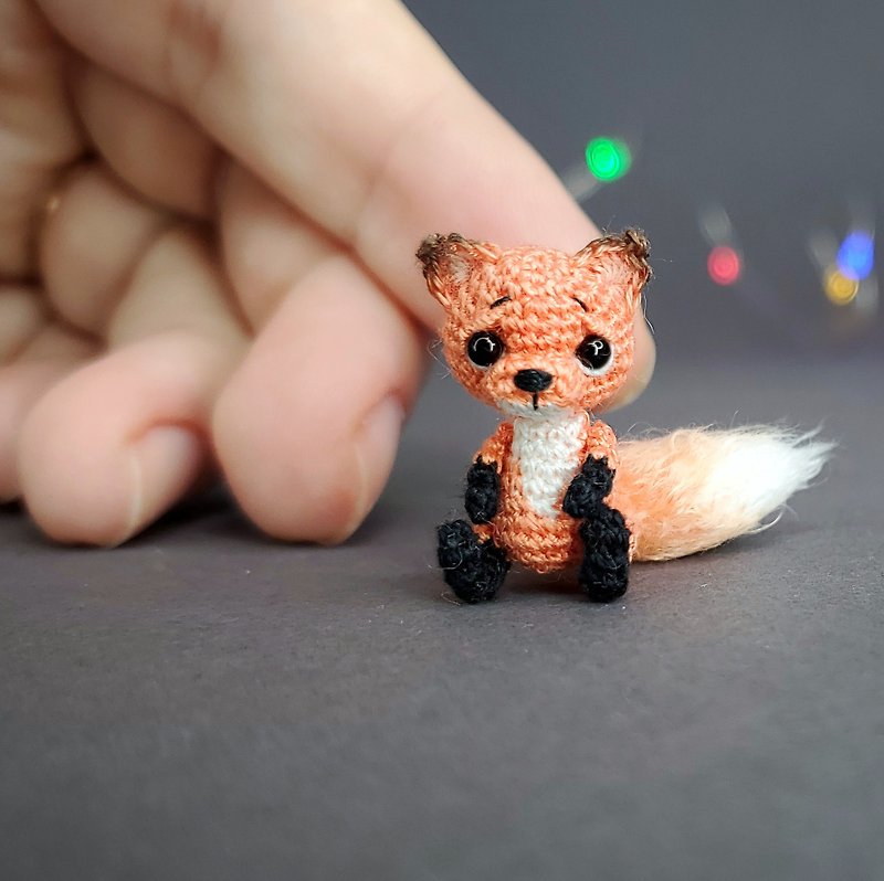 Extreme micro crocheted fox. Dollhouse miniature. Collectible stuffed figurine. - ตุ๊กตา - ผ้าฝ้าย/ผ้าลินิน สีส้ม