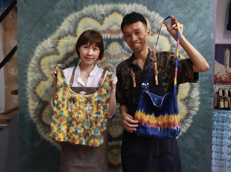 Taipei Dadaocheng Dyeing and Weaving Experience | Color Dyeing Creation Class/Free reservations/Teaching by craftsmen - เย็บปักถักร้อย/ใยขนแกะ/ผ้า - ผ้าฝ้าย/ผ้าลินิน 