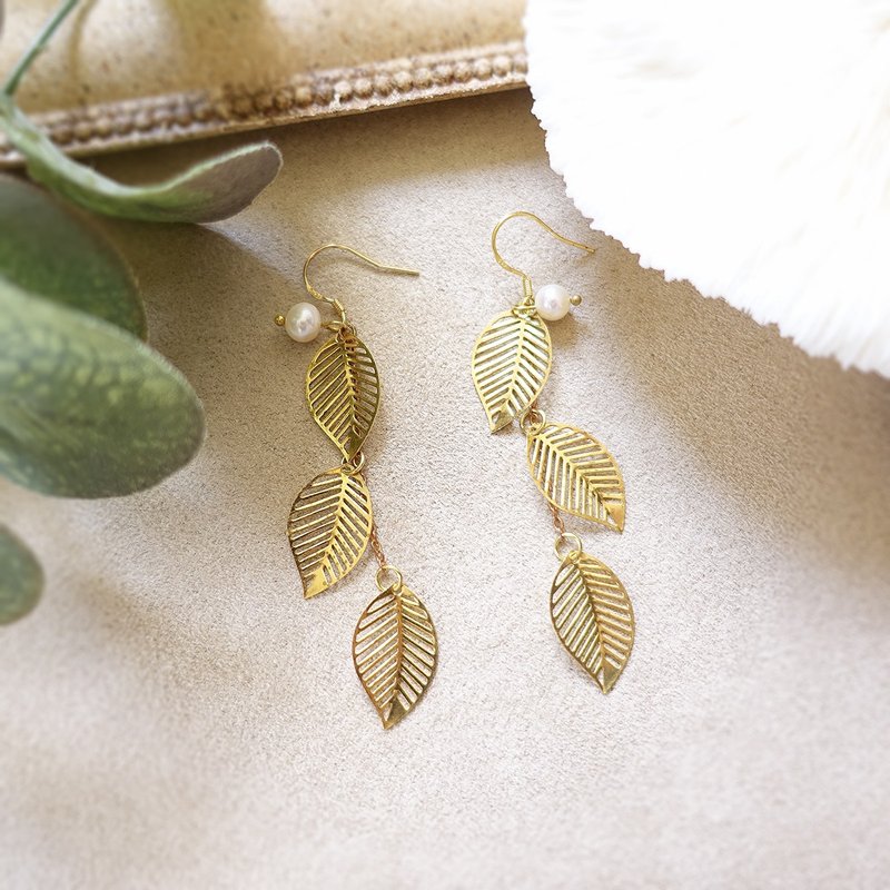 Dutch winter leaves Hortensia Mejia Bronze leaf earrings freshwater pearl earrings / Clip-On - ต่างหู - ทองแดงทองเหลือง สีทอง