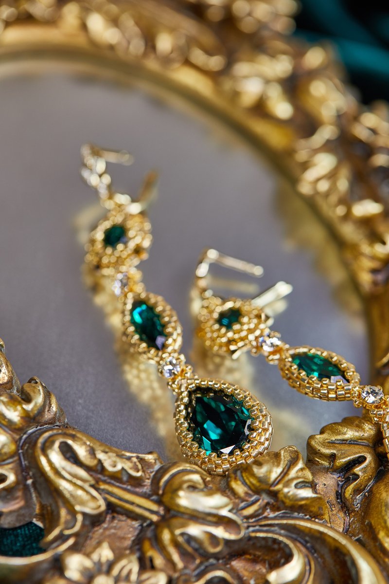 Emerald green long earrings/ Teardrop gold earrings/ Dangle statement earrings - ต่างหู - วัสดุอื่นๆ สีเขียว