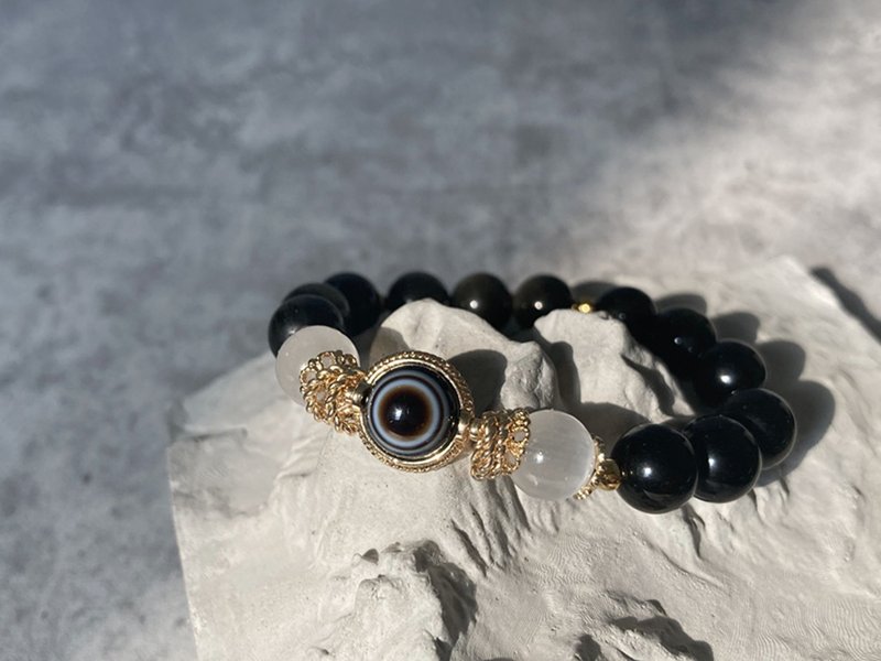 【Eye of the Sky. Sardonyx bracelet] Dzi beads with eyes, translucent plaster, Stone, black agate | hand beads - Bracelets - Other Materials Black