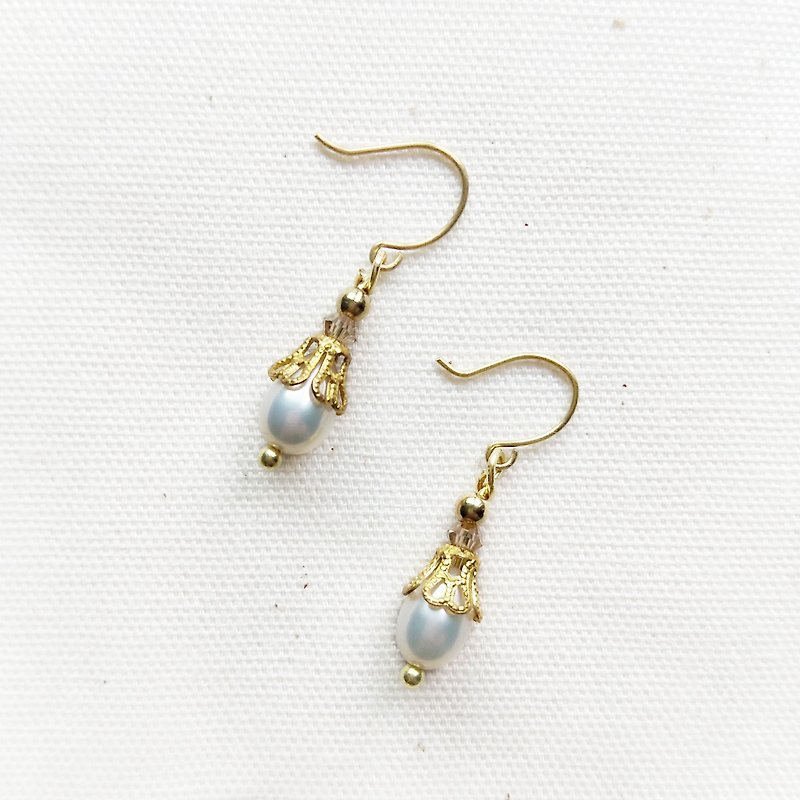 【Un Jess Cadeau】花的淚珠 珍珠黃銅 手作耳環 - 耳環/耳夾 - 其他材質 白色