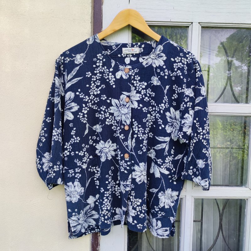 Apricot Talking Indigo Discharge Tuberosa Button up Shirt - 女上衣/長袖上衣 - 棉．麻 藍色