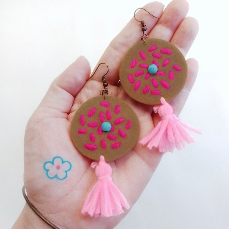 Cute free-form dangle earring design with hand-stitching on hard felt with beads - 耳環/耳夾/耳骨夾 - 繡線 