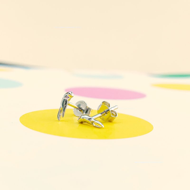 【換季特賣】925 Sterling silver fine mini crab claw stud earrings - Earrings & Clip-ons - Sterling Silver Silver